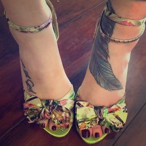 Colorful heels with bow detail